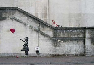 Crédit : Banksy, photo de Dominic Robinson, modifiée par Éric Sévigny, https://www.flickr.com/photos/dropstuff/2840632113/