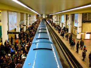 Titre : McGillMetro-RushHour Crédit : Alexcaban, https://en.wikipedia.org/wiki/Montreal_Metro#/media/File:McGillMetro-RushHour.JPG