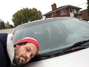 Le propriétaire déconfit et sa voiture